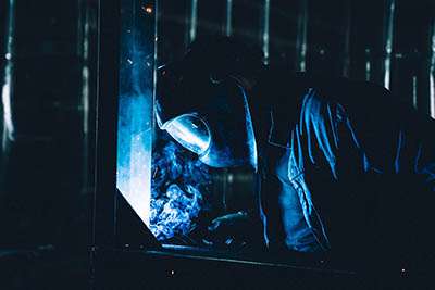 Les risques des rayonnements optiques artificiels en milieu professionnel