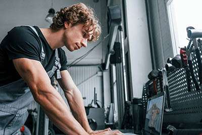 Mise en place de postes de travail ergonomiques dans l’industrie : un enjeu de santé et de productivité
