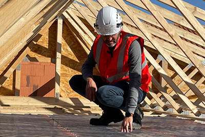 Travail en hauteur : quelle protection antichute choisir entre filet et treillis ?
