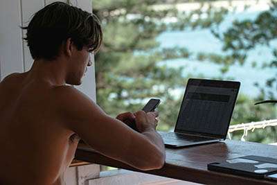 Hyperconnexion en vacances : quand la peur de décrocher met en danger la santé au travail