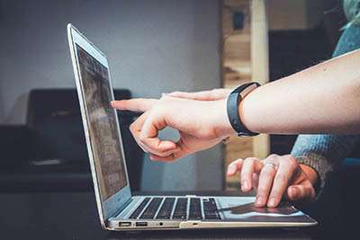 Stress techno, obsolescence, surcharge : ce que révèle vraiment l’enquête IA