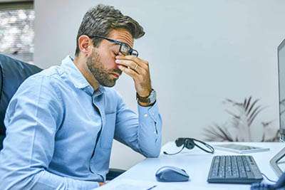 Fatigue visuelle : adaptez votre poste à vos yeux et à vos préférences motrices