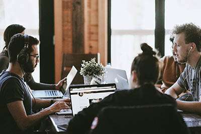 Stress, isolement, anxiété : le fardeau silencieux qui menace la Génération Z en entreprise