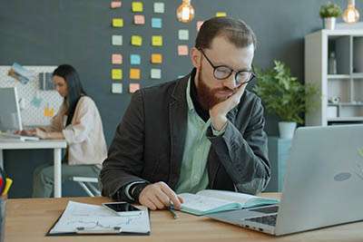 Burn-out : pourquoi le milieu de carrière est la période la plus dangereuse