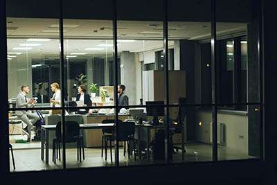 Éclairage des espaces de travail : quelles exigences pour réduire les risques professionnels