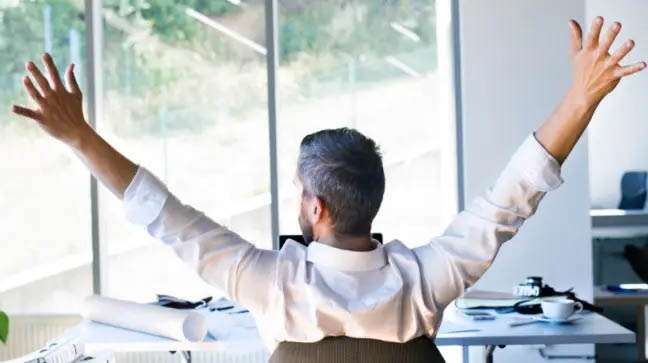 Sédentarité au travail – Et si la solution n’était pas QUE de “bouger plus”… mais AUSSI de s’asseoir moins ?
