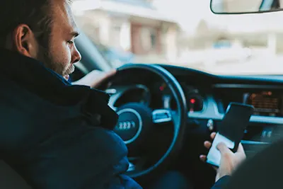 Salariés connectés, vigilance déconnectée : le danger du téléphone au volant