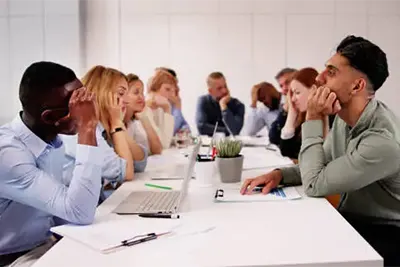 Sédentarité et concentration : pourquoi les collaborateurs décrochent après 2h de réunion