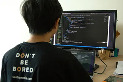 Vibe coding : quand l&rsquo;IA devient une nouvelle source de fatigue au travail