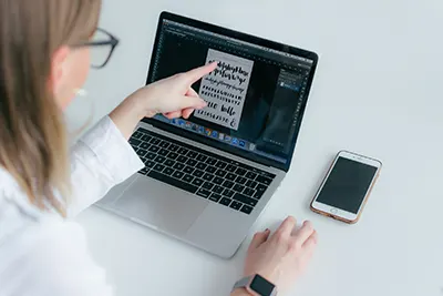 Travail sur écran : les bonnes pratiques pour préserver durablement sa vue