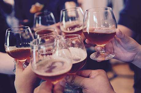 Interdire l’alcool en entreprise : mesure extrême ou vitale ?