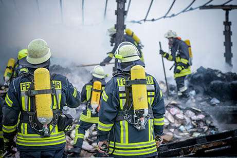 Pompiers : le danger invisible derrière les flammes – quand la peau paie le prix du métier