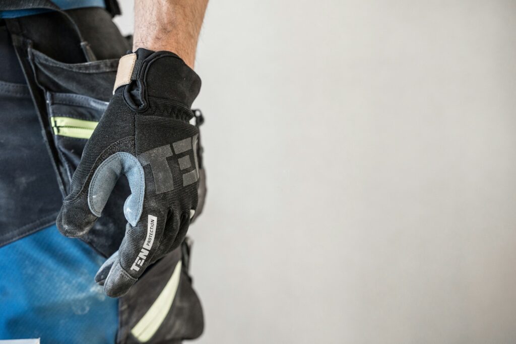 Coupures, chocs, écrasements : comment choisir les bons gants de protection ?
