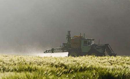 Pesticides et santé au travail : une bombe à retardement pour les professionnels exposés