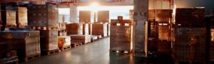 Cerclage de palettes : enjeux, risques et solutions ergonomiques