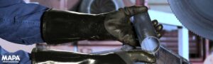 Quel est le gant idéal pour la protection contre les coupures et les produits chimiques ?